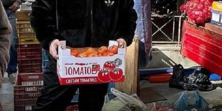 Γνωστός τραγουδιστής πουλάει φρούτα στη λαϊκή-«Ξυπνάω καθημερινά στις 5 το πρωί»[photos]