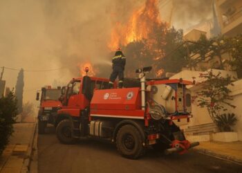 Πύρινη Κόλαση η Βούλα: Καίγονται σπίτια, φεύγει ο κόσμος-Συνεχείς αναζωπυρώσεις[videos]