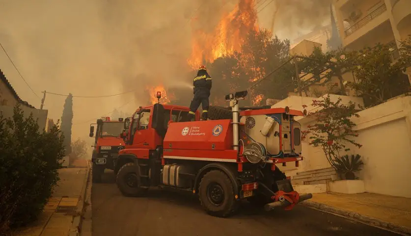 Πύρινη Κόλαση η Βούλα: Καίγονται σπίτια, φεύγει ο κόσμος-Συνεχείς αναζωπυρώσεις[videos]