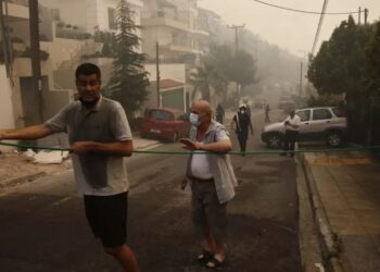 Φωτιά στη Βούλα: Ο Δημήτρης Καζάζης πάλεψε για να σώσει το σπίτι του