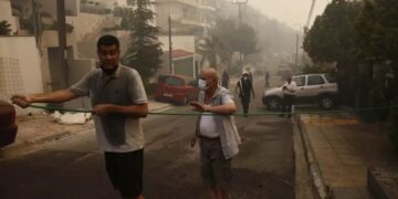 Φωτιά στη Βούλα: Ο Δημήτρης Καζάζης πάλεψε για να σώσει το σπίτι του