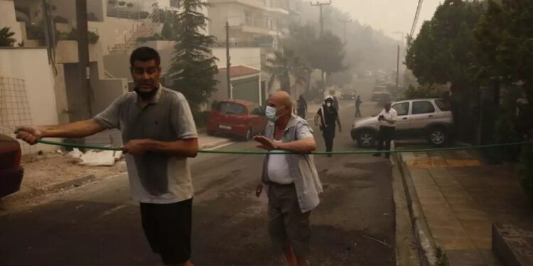 Φωτιά στη Βούλα: Ο Δημήτρης Καζάζης πάλεψε για να σώσει το σπίτι του