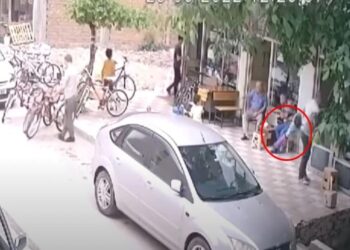 Βίντεο ντοκουμέντο: Μωρό πέφτει από μπαλκόνι με το κεφάλι και «σκάει» στην πλάτη περαστικού