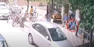 Alldaynews.gr Βίντεο ντοκουμέντο: Μωρό πέφτει από μπαλκόνι με το κεφάλι και «σκάει» στην πλάτη περαστικού