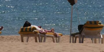 Πριν Λίγο-”Πάγωσαν” στην παραλία: Ο λουόμενος στην Ξαπλώστρα ήταν Νεκρός