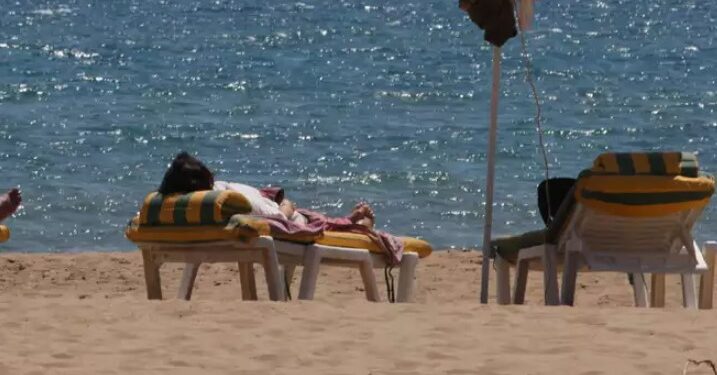 Πριν Λίγο-”Πάγωσαν” στην παραλία: Ο λουόμενος στην Ξαπλώστρα ήταν Νεκρός
