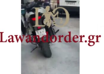 Παγκράτι: Άνδρας βγήκε στον δρόμο με τσεκούρι και απειλούσε αστυνομικούς (video)