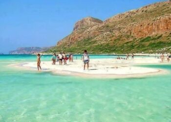 Το θαύμα της φύσης: Η ελληνική παραλία με τη ροζ άμμο και τα αμέτρητα κοχύλια που θεωρείται από τις 10 καλύτερες στον κόσμο