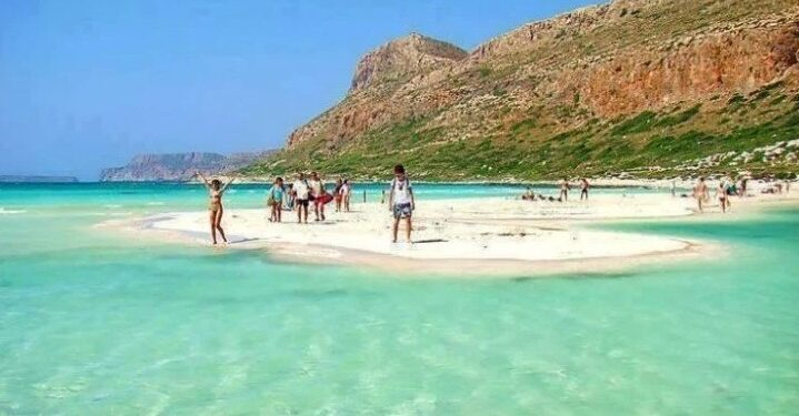 Alldaynews.gr Το θαύμα της φύσης: Η ελληνική παραλία με τη ροζ άμμο και τα αμέτρητα κοχύλια που θεωρείται από τις 10 καλύτερες στον κόσμο