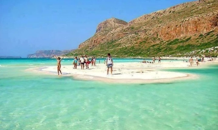 Το θαύμα της φύσης: Η ελληνική παραλία με τη ροζ άμμο και τα αμέτρητα κοχύλια που θεωρείται από τις 10 καλύτερες στον κόσμο
