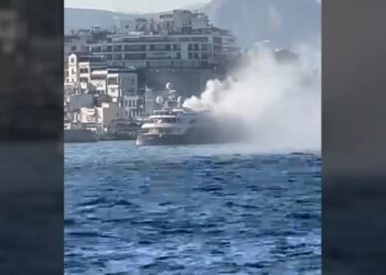 Στις φλόγες πολυτελής θαλαμηγός μπροστά από το Μικρολίμανο[video]