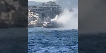 Στις φλόγες πολυτελής θαλαμηγός μπροστά από το Μικρολίμανο[video]