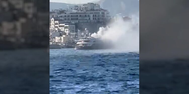 Στις φλόγες πολυτελής θαλαμηγός μπροστά από το Μικρολίμανο[video]