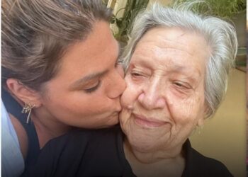 Οι ευχές της Δανάης Μπάρκα στη γιαγιά για τα γενέθλιά της