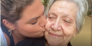 Οι ευχές της Δανάης Μπάρκα στη γιαγιά για τα γενέθλιά της