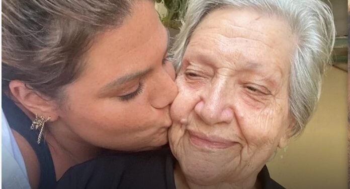 Οι ευχές της Δανάης Μπάρκα στη γιαγιά για τα γενέθλιά της