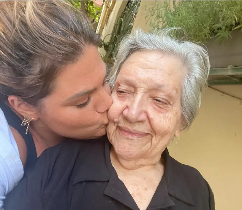 Οι ευχές της Δανάης Μπάρκα στη γιαγιά για τα γενέθλιά της