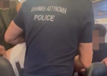 Ούρησε τον αδελφό του και πλακώθηκαν στο ξύλο μέσα στο αεροπλάνο-H ΕΛ.ΑΣ τον πήρε «σηκωτό»[photos]