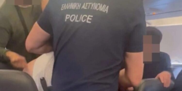 Ούρησε τον αδελφό του και πλακώθηκαν στο ξύλο μέσα στο αεροπλάνο-H ΕΛ.ΑΣ τον πήρε «σηκωτό»[photos]