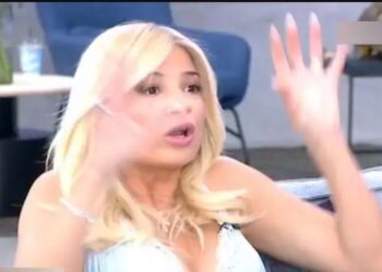 Έξαλλη η Φαίη Σκορδά: «Για να μας βγαίνει στην εκπομπή θα τον γλείψουμε; Αλήθεια; Ας μη βγει ποτέ!»