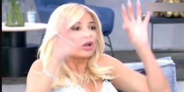 Alldaynews.gr Έξαλλη η Φαίη Σκορδά: «Για να μας βγαίνει στην εκπομπή θα τον γλείψουμε; Αλήθεια; Ας μη βγει ποτέ!»