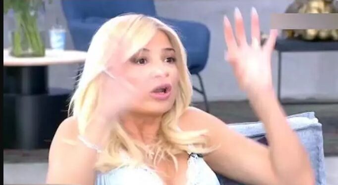 Alldaynews.gr Έξαλλη η Φαίη Σκορδά: «Για να μας βγαίνει στην εκπομπή θα τον γλείψουμε; Αλήθεια; Ας μη βγει ποτέ!»