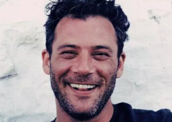 Αντίνοος Αλμπάνης: Σε μια ασπρόμαυρη φωτογραφία από την παραλία χωρίς μαγιό