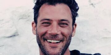 Alldaynews.gr Αντίνοος Αλμπάνης: Σε μια ασπρόμαυρη φωτογραφία από την παραλία χωρίς μαγιό