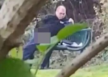 Απίστευτο! Αστυνομικός αυνανιζόταν σε παιδική χαρά[photo]