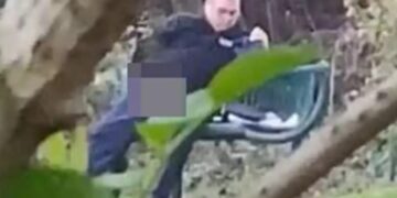 Απίστευτο! Αστυνομικός αυνανιζόταν σε παιδική χαρά[photo]