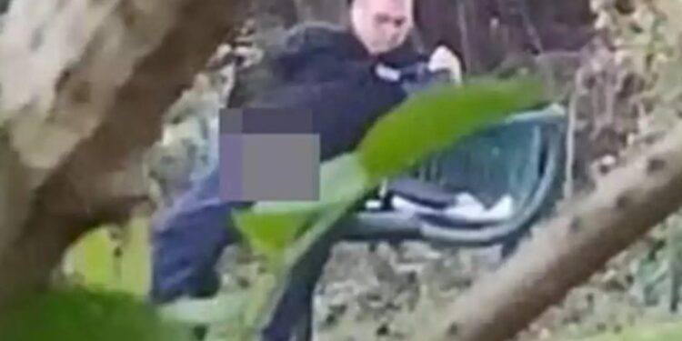 Απίστευτο! Αστυνομικός αυνανιζόταν σε παιδική χαρά[photo]