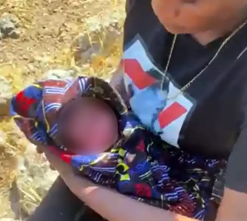 Σοκ στη Λέσβο: Γυναίκα γέννησε στα βράχια[photos]