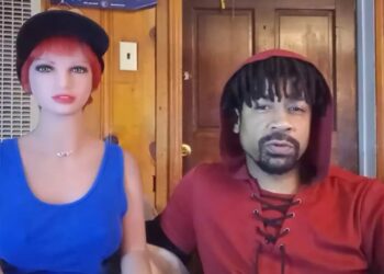 YouTuber έχει αναπτύξει σχέσεις με ερωτικές κούκλες επειδή νιώθει την «αποδοχή»[video]