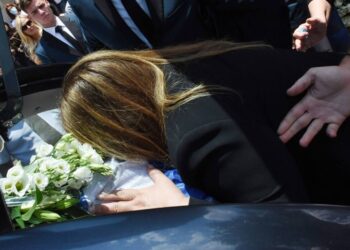 Alldaynews.gr Κηδεία Γιάννη Κοντούλη: Κατέρρευσε η Δέσποινα Μοιραράκη – Ο σπαρακτικός επικήδειος