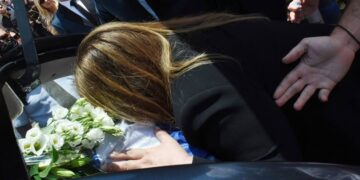 Alldaynews.gr Κηδεία Γιάννη Κοντούλη: Κατέρρευσε η Δέσποινα Μοιραράκη – Ο σπαρακτικός επικήδειος