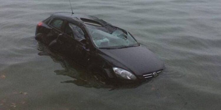 Πνίγηκε μετά από καταδίωξη στον Έβρο: Το αυτοκίνητο έπεσε σε λίμνη και εκείνος ήταν στο πορτ μπαγκάζ