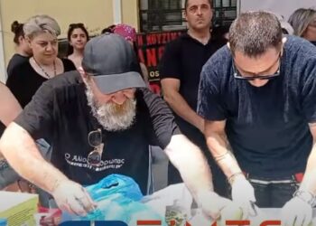 Γιώργος Μαζωνάκης: Κόβει λαχανικά για την κοινωνική κουζίνα του «Άλλου Ανθρώπου»[video]