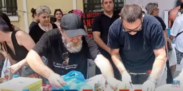 Γιώργος Μαζωνάκης: Κόβει λαχανικά για την κοινωνική κουζίνα του «Άλλου Ανθρώπου»[video]