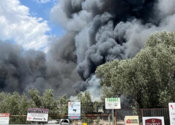 Συμβαίνει Τώρα-Μεγάλη Φωτιά σε βιομηχανία στο Μενίδι[video][photos]