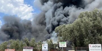 Συμβαίνει Τώρα-Μεγάλη Φωτιά σε βιομηχανία στο Μενίδι[video][photos]