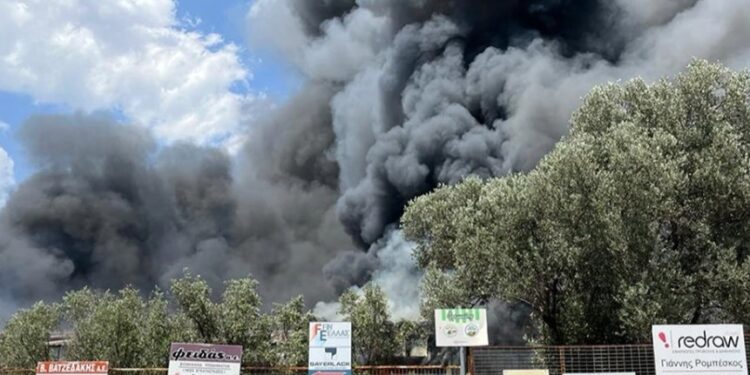 Συμβαίνει Τώρα-Μεγάλη Φωτιά σε βιομηχανία στο Μενίδι[video][photos]