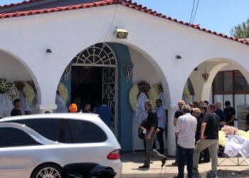 «Ράγισαν καρδιές» στην κηδεία του 42χρονου που ξυλοκοπήθηκε μέχρι θανάτου στη Ραφήνα
