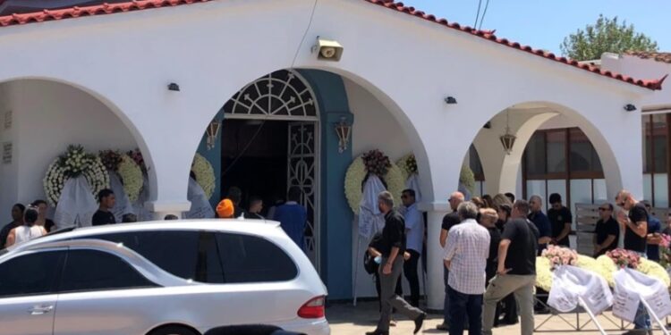 Alldaynews.gr «Ράγισαν καρδιές» στην κηδεία του 42χρονου που ξυλοκοπήθηκε μέχρι θανάτου στη Ραφήνα