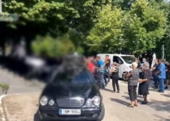 ”Λύγισε” Όλο Το Χωριό: Σκηνές Αρχαίας Τραγωδίας στην κηδεία του 16χρονου που πνίγηκε για να πιάσει μια μπάλα[video]