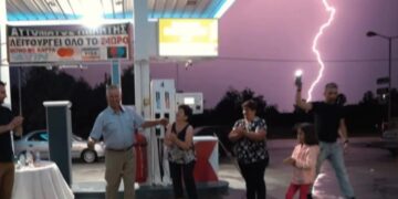 Σοκ στα Τρίκαλα: Κεραυνός έπεσε την ώρα που χόρευε ο πατέρας του γαμπρού[video]