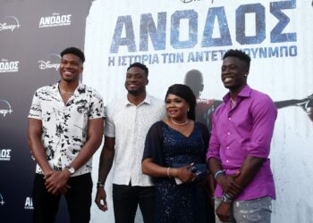 Αποθέωση για τον Γιάννη και τα αδέρφια του στα Σεπόλια – Η ταινία τους προβλήθηκε σε ανοιχτό γήπεδο μπάσκετ