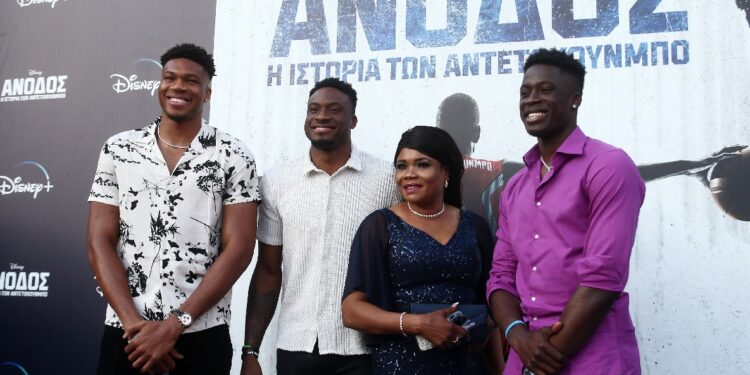 Alldaynews.gr Αποθέωση για τον Γιάννη και τα αδέρφια του στα Σεπόλια – Η ταινία τους προβλήθηκε σε ανοιχτό γήπεδο μπάσκετ