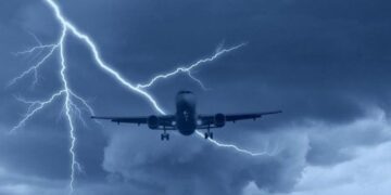 Alldaynews.gr Τραγικές ώρες για τον Κώστα Καραμανλή-Κεραυνός χτύπησε το αεροπλάνο