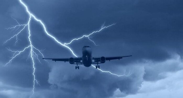 Alldaynews.gr Τραγικές ώρες για τον Κώστα Καραμανλή-Κεραυνός χτύπησε το αεροπλάνο