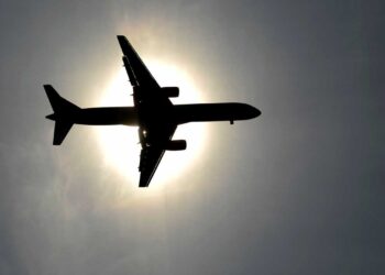 Ηράκλειο: Χαμός σε αεροπλάνο από επιβάτιδα σε κατάσταση αμόκ και αναγκαστική προσγείωση